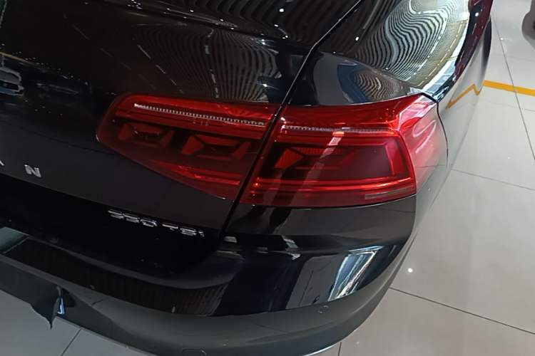 Used Volkswagen Magotan 2020 330TSI DSG Luxury Edition Right Rear Taillight