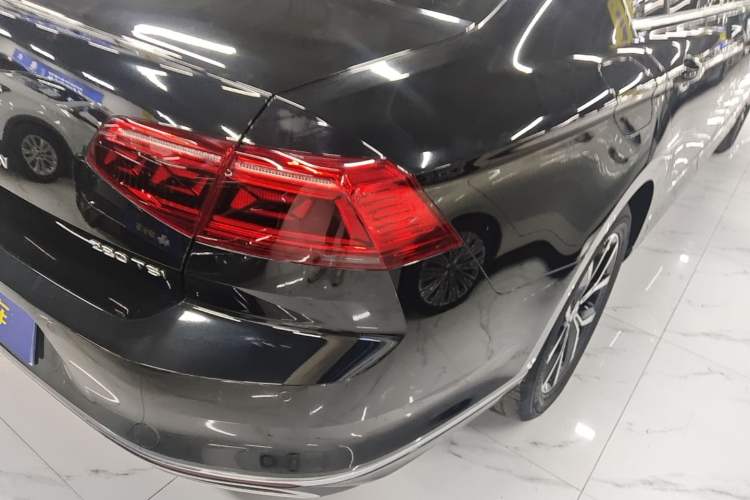 Used Volkswagen Magotan 2020 280TSI DSG Leading Edition Right Rear Taillight