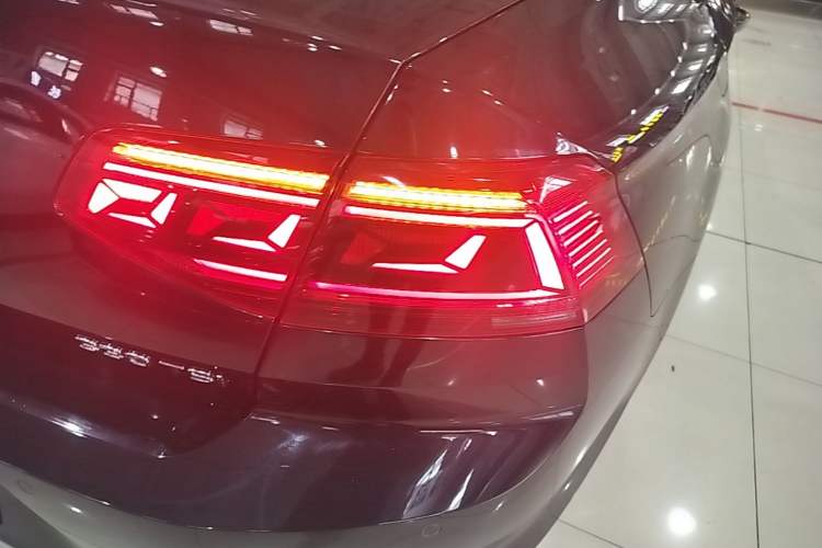 Used Volkswagen Magotan 2020 330TSI DSG Luxury Edition Right Rear Taillight