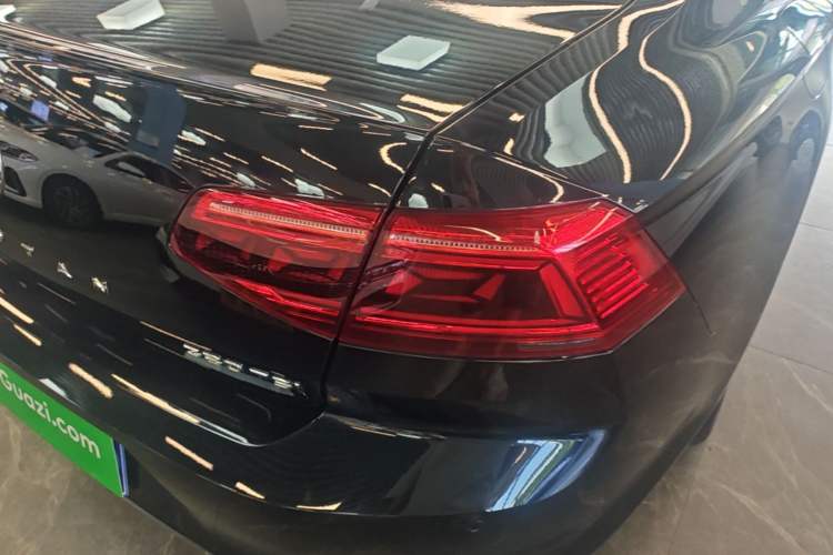 Used Volkswagen Magotan 2020 380TSI DSG Luxury Version Right Rear Taillight
