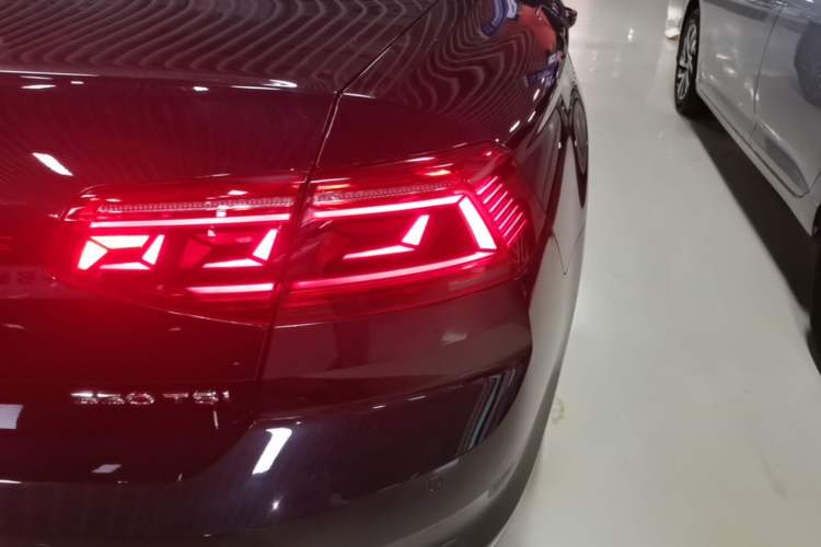Used Volkswagen Magotan 2020 330TSI DSG Luxury Edition Right Rear Taillight