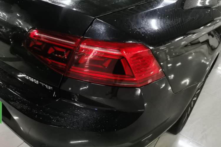 Used Volkswagen Magotan 2020 380TSI DSG Luxury Version Right Rear Taillight