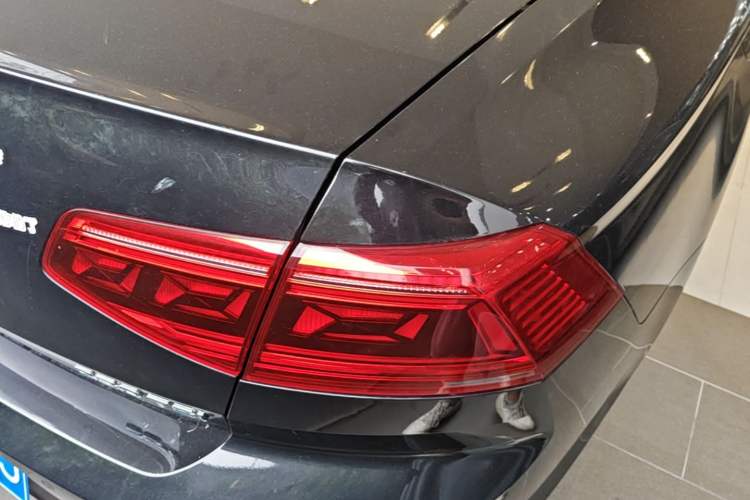 Used Volkswagen Magotan 2020 280TSI DSG Comfort Edition Right Rear Taillight