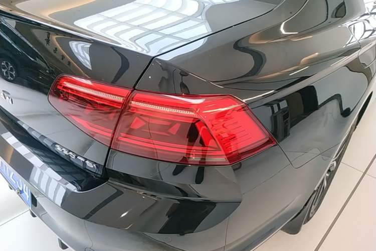 Used Volkswagen Magotan 2020 330TSI DSG Leading Model Right Rear Taillight