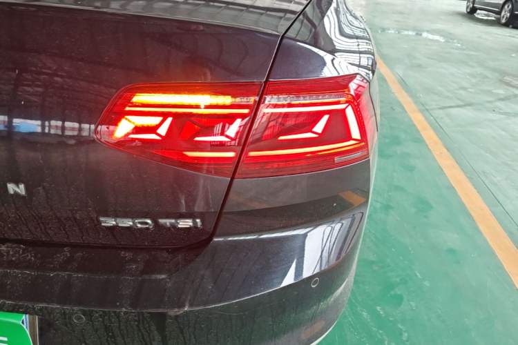 Used Volkswagen Magotan 2020 330TSI DSG Leading Model Right Rear Taillight