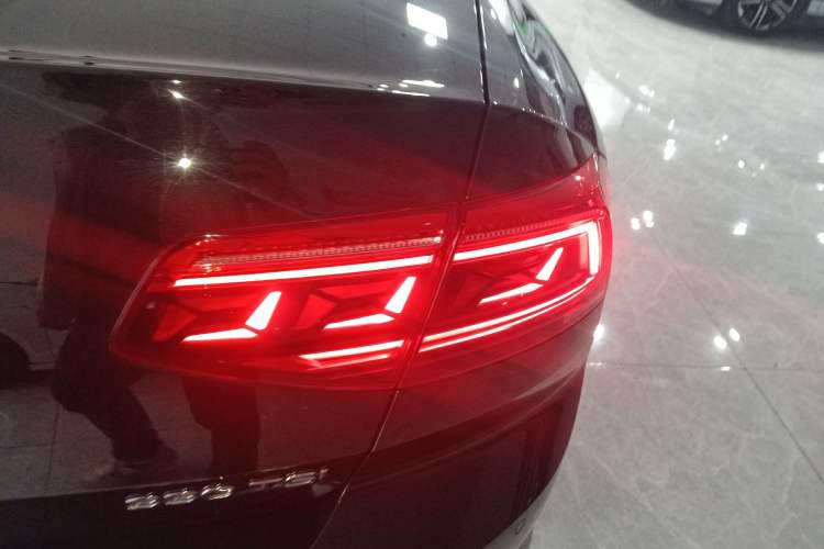 Used Volkswagen Magotan 2020 330TSI DSG Leading Model Right Rear Taillight