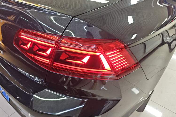 Used Volkswagen Magotan 2020 330TSI DSG Luxury Edition Right Rear Taillight
