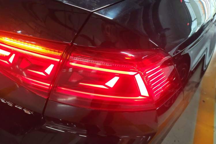 Used Volkswagen Magotan 2020 330TSI DSG Leading Model Right Rear Taillight