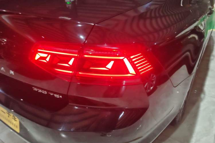 Used Volkswagen Magotan 2020 330TSI DSG Leading Model Right Rear Taillight