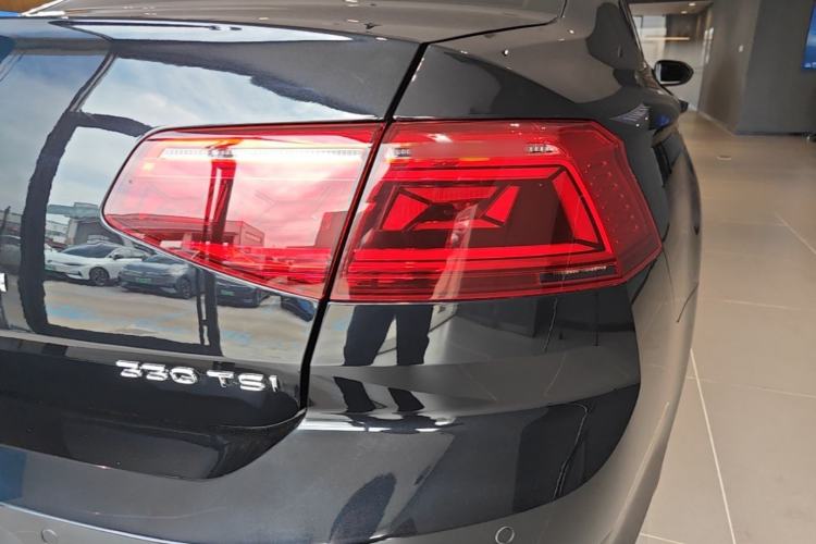 Used Volkswagen Magotan 2020 330TSI DSG Luxury Edition Right Rear Taillight