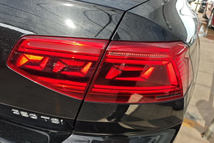 Used Volkswagen Magotan 2020 380TSI DSG Luxury Version Right Rear Taillight