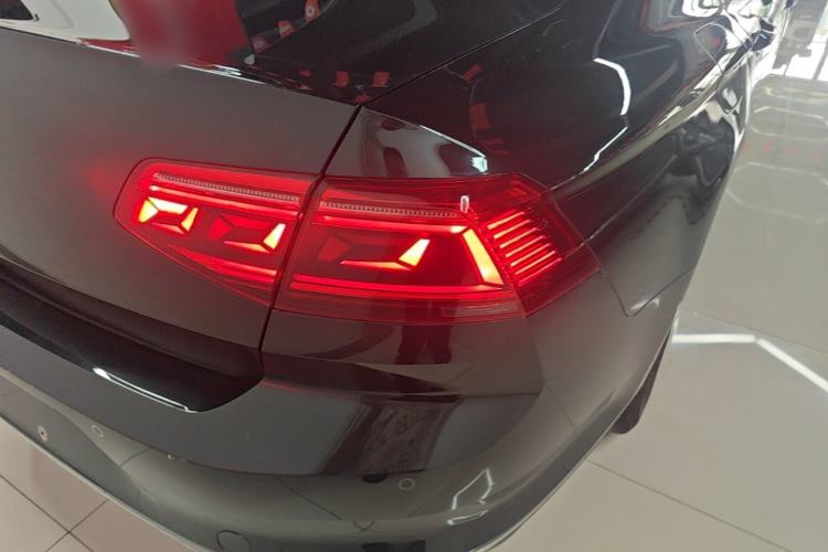 Used Volkswagen Magotan 2020 330TSI DSG Leading Model Right Rear Taillight