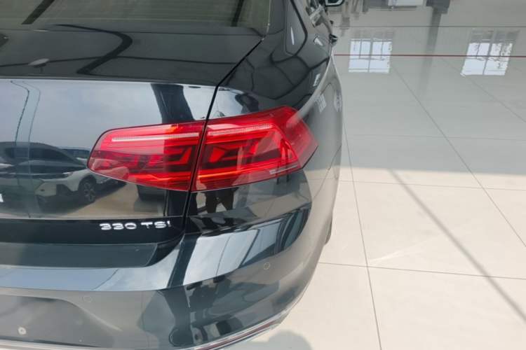 Used Volkswagen Magotan 2020 330TSI DSG Leading Model Right Rear Taillight