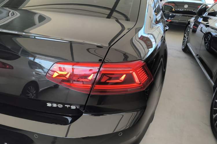 Used Volkswagen Magotan 2020 330TSI DSG Leading Model Right Rear Taillight