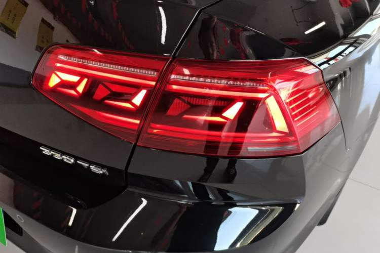 Used Volkswagen Magotan 2020 330TSI DSG Leading Model Right Rear Taillight