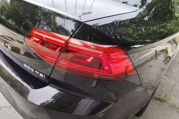 Used Volkswagen Magotan 2020 330TSI DSG Leading Model Right Rear Taillight