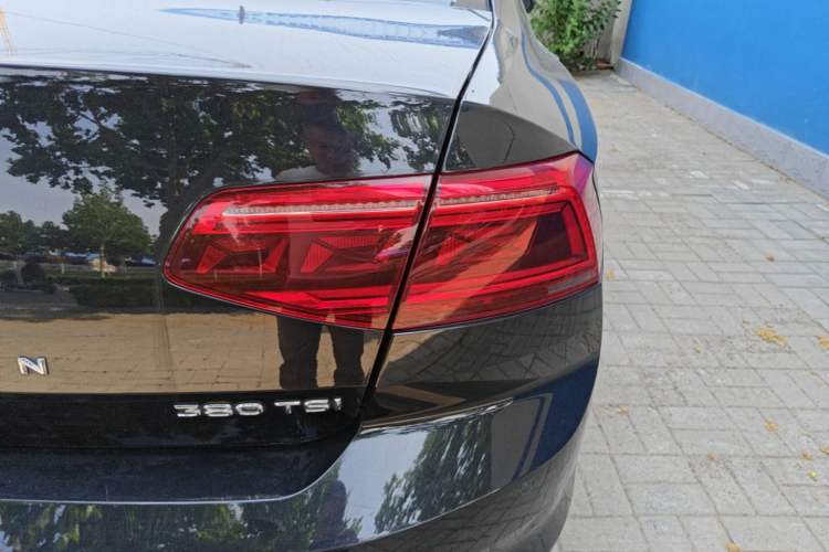 Used Volkswagen Magotan 2020 380TSI DSG Luxury Version Right Rear Taillight