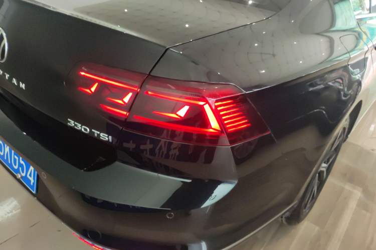 Used Volkswagen Magotan 2020 330TSI DSG Leading Model Right Rear Taillight