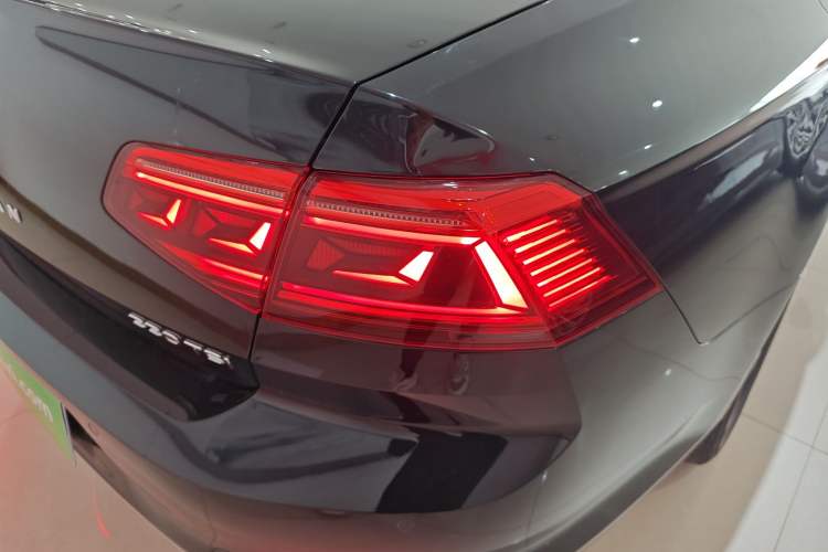 Used Volkswagen Magotan 2020 330TSI DSG Leading Model Right Rear Taillight