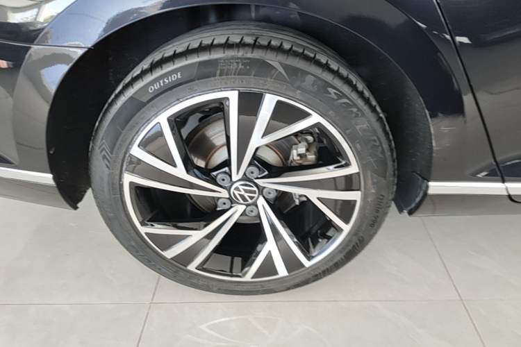 Used Volkswagen Magotan 2020 330TSI DSG Leading Model Right Rear Wheel Hub