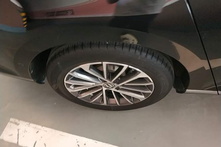 Used Volkswagen Magotan 2020 380TSI DSG Luxury Version Right Rear Wheel Hub