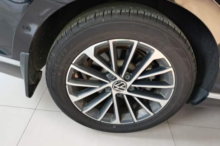 Used Volkswagen Magotan 2020 380TSI DSG Luxury Version Right Rear Wheel Hub