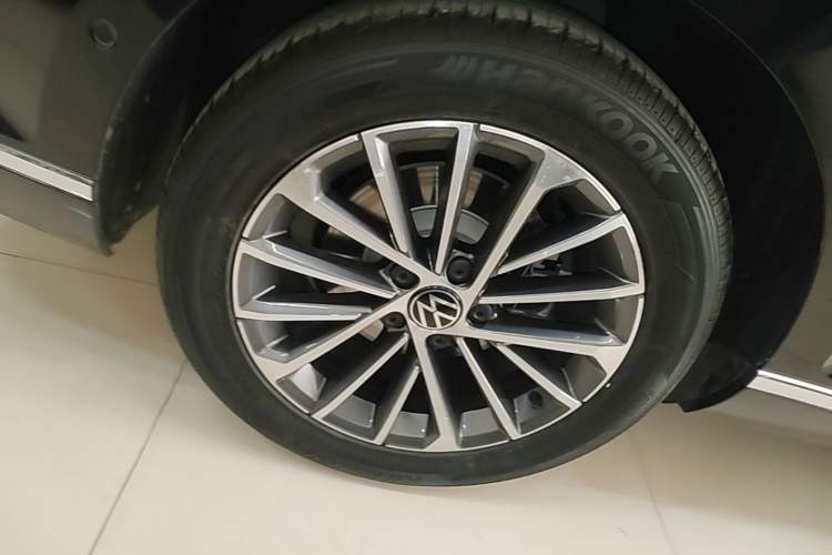 Used Volkswagen Magotan 2020 380TSI DSG Luxury Version Right Rear Wheel Hub