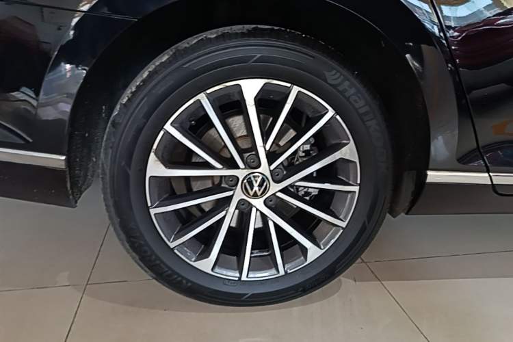 Used Volkswagen Magotan 2020 330TSI DSG Luxury Edition Right Rear Wheel Hub