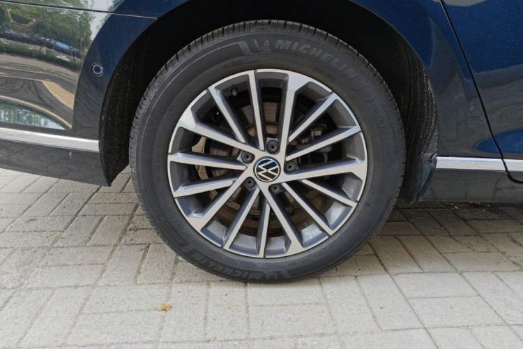 Used Volkswagen Magotan 2020 380TSI DSG Luxury Version Right Rear Wheel Hub