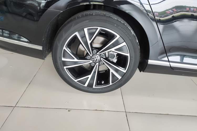 Used Volkswagen Magotan 2020 330TSI DSG Luxury Edition Right Rear Wheel Hub