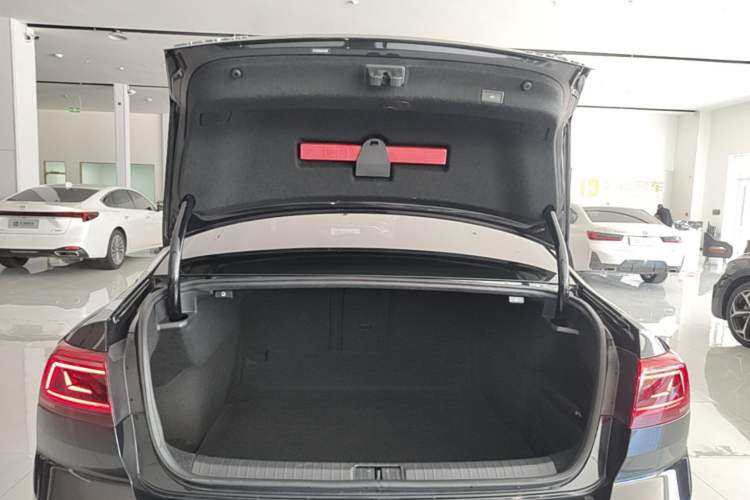 Used Volkswagen Magotan 2020 330TSI DSG Leading Model Trunk