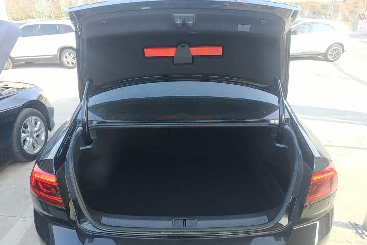 Used Volkswagen Magotan 2020 280TSI DSG Comfort Edition Trunk