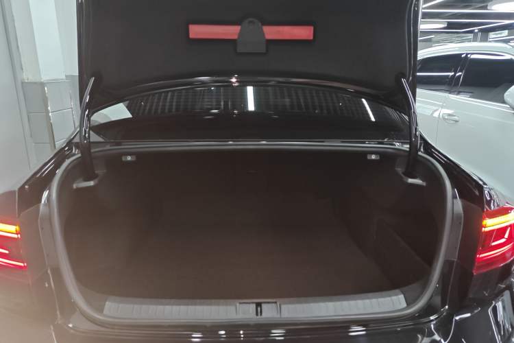 Used Volkswagen Magotan 2020 330TSI DSG Leading Model Trunk