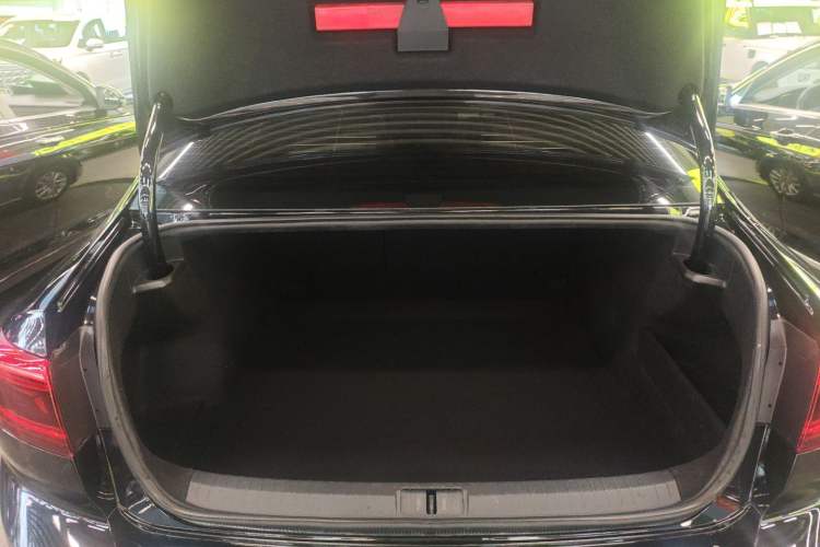 Used Volkswagen Magotan 2020 280TSI DSG Comfort Edition Trunk