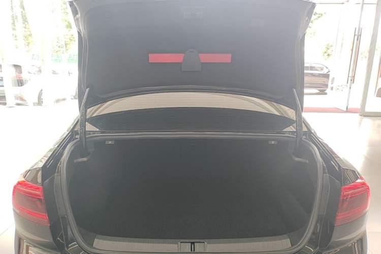 Used Volkswagen Magotan 2020 330TSI DSG Leading Model Trunk