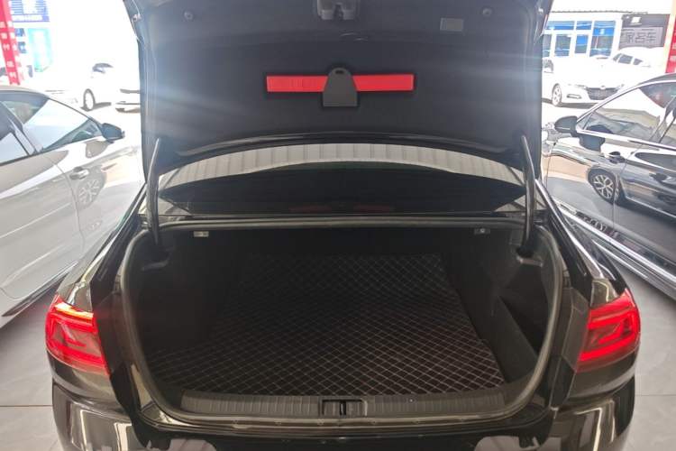 Used Volkswagen Magotan 2020 330TSI DSG Leading Model Trunk