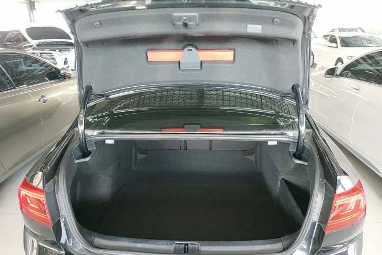 Used Volkswagen Magotan 2020 330TSI DSG Leading Model Trunk