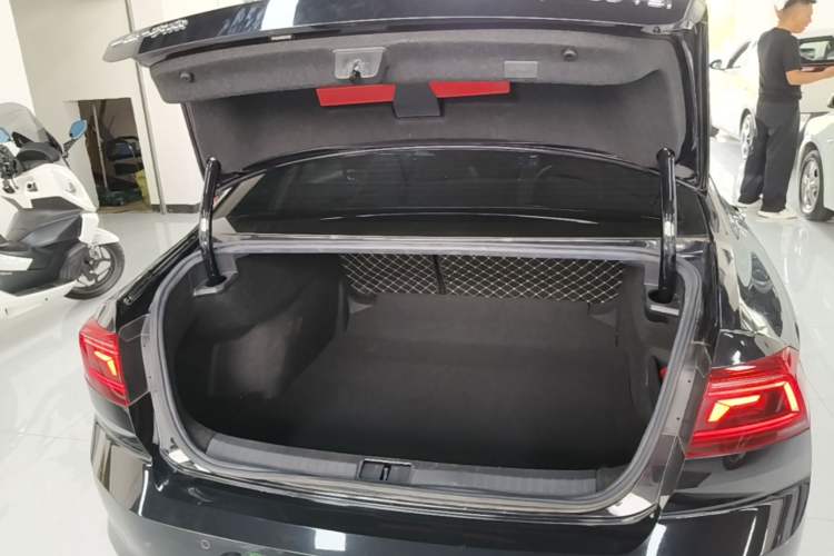 Used Volkswagen Magotan 2020 280TSI DSG Comfort Edition Trunk