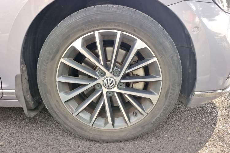 Used Volkswagen Magotan 2020 380TSI DSG Luxury Version Right Front Wheel Hub