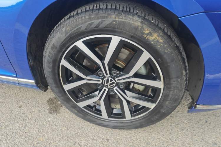Used Volkswagen Magotan 2020 330TSI DSG Leading Model Right Front Wheel Hub