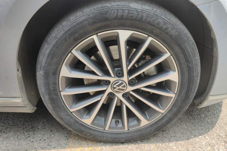 Used Volkswagen Magotan 2020 330TSI DSG Luxury Edition Right Front Wheel Hub
