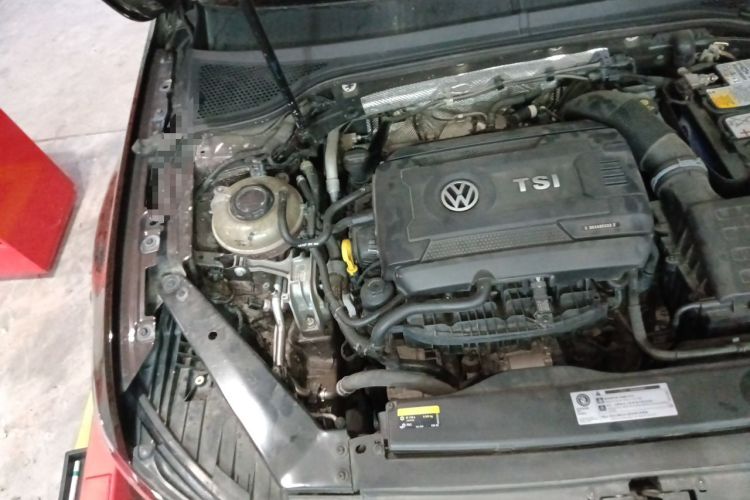 Used Volkswagen Magotan  Engine Bay Right