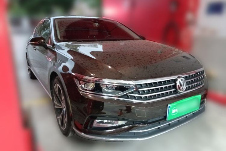 Used Volkswagen Magotan  Front Right 45 Deg