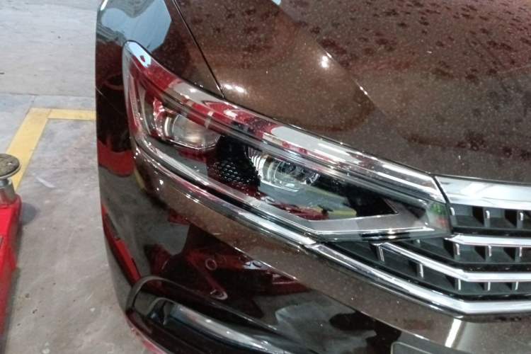 Used Volkswagen Magotan  Right Front Headlight