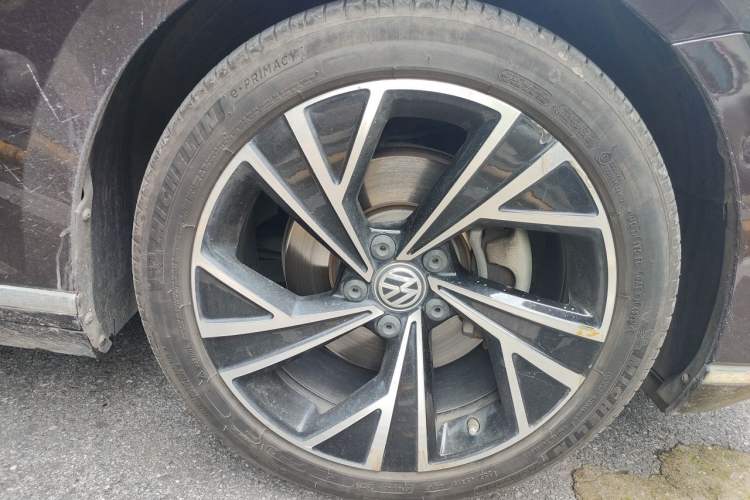 Used Volkswagen Magotan 2020 380TSI DSG Flagship Edition Right Front Wheel Hub