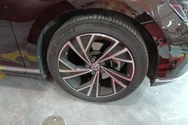 Used Volkswagen Magotan  Right Front Wheel Hub