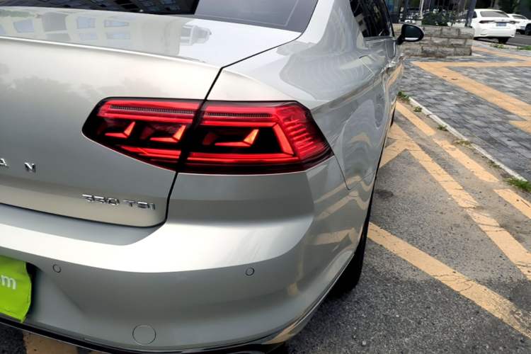 Used Volkswagen Magotan 2020 330TSI DSG Leading Model Right Rear Taillight