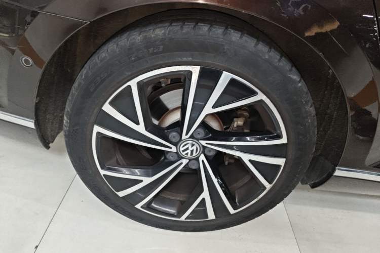Used Volkswagen Magotan 2020 380TSI DSG Flagship Edition Right Rear Wheel Hub