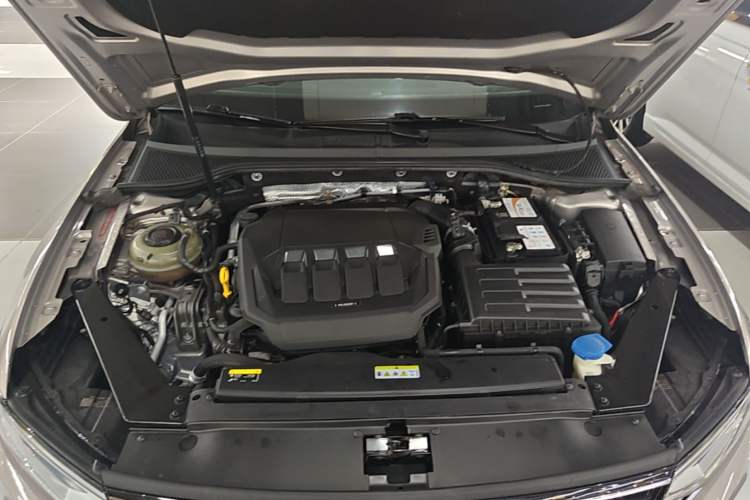 Used Volkswagen Magotan 2020 330TSI DSG Leading Model Engine Bay