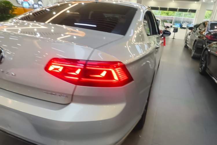 Used Volkswagen Magotan 2020 330TSI DSG Leading Model Exterior 3